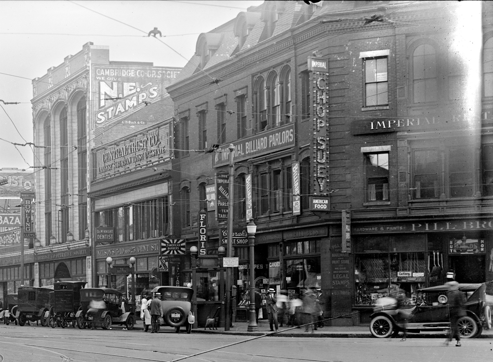 Black and white photo of Cambridge neighborhood in the early 1900s